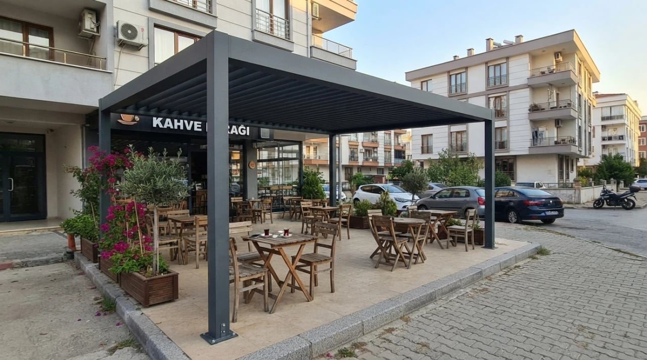 İzmir rollingroof pergola montajından bir görünüm